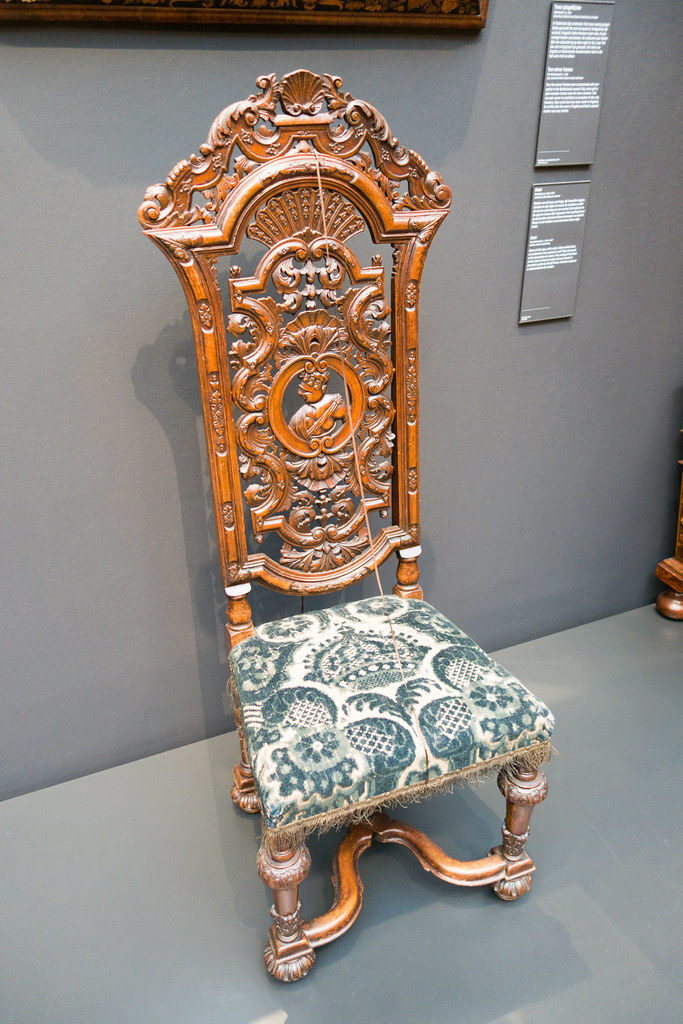 1700 walmut carved chair