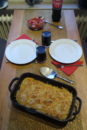 Mac ’n Cheese mit Tomatensalat (Tischbild)