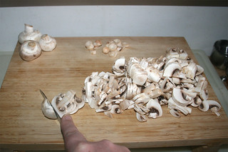 01 - Cut mushrooms in slices / Champignons in Scheiben schneiden