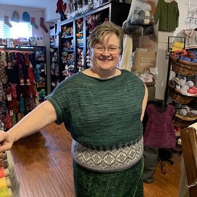 Paulette (@psknitting50) came to the weaving workshop wearing her Navelli by Caitlin Hunter!