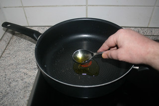 08 - Heat oil in pan / Öl In Pfanne erhitzen