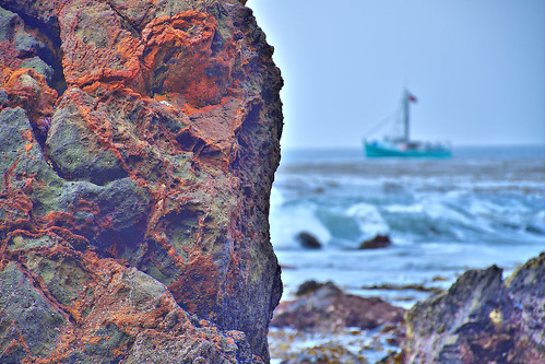 eechillington nikond7500 viewnxi corelpaintshoppro flatrockpoint palosverdes boat pacificocean rocks
