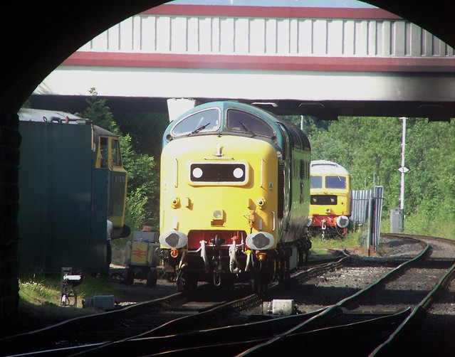 Deltic 55022 ROYAL SCOTS GREY at Bury, Hymek D7076 on the left and some duff up the headshunt
