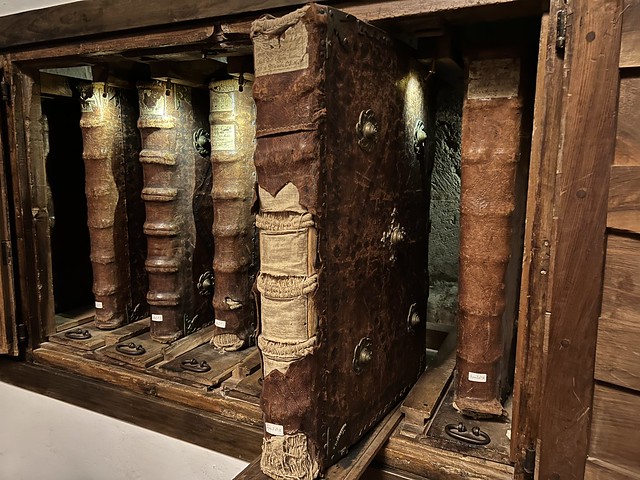 Armario con los libros de coro del monasterio de Yuso (San Millán de la Cogolla, La Rioja)