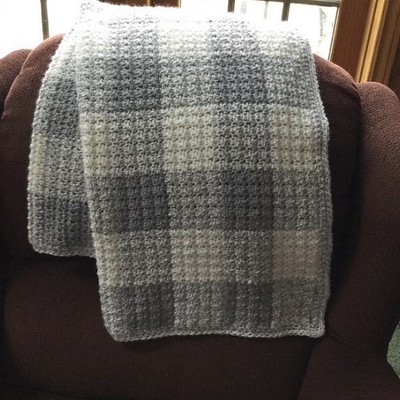 Debbie (@debsnubs) crocheted this grey and white gingham blanket using a pattern from @daisyfarmcrafts.