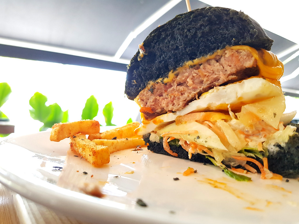 豬肉漢堡 Pork Burger rm$15.45 & 嘉士伯 Carlsberg rm$12.50 @ Uncle Don's (Taipan) USJ10