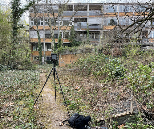 4x5 Großformat Kamera aufgebaut am ehemaligen Biologiecampus Westend, Frankfurt