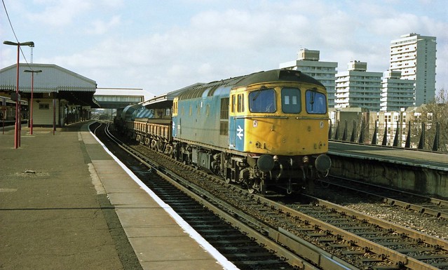 33020 is seen at Clapham Junction on 21-2-87 (By John Griffiths). I Cuthbertson collection