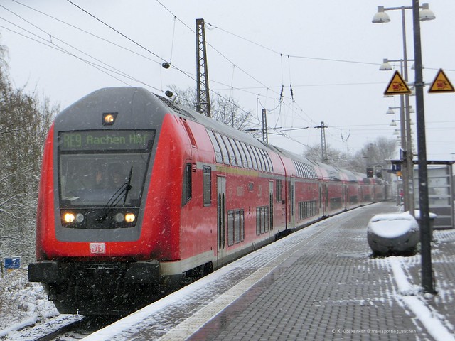 146 002 mit dem RE 9 nach Aachen Hbf, in Aachen Rothe Erde bei Schnee