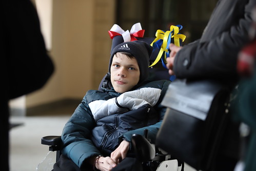 Przekazanie wózka inwalidzkiego 16 - letniemu Romanowi z Ukrainy w Pałacu Arcybiskupów Krakowskich 05.04.2022 r.