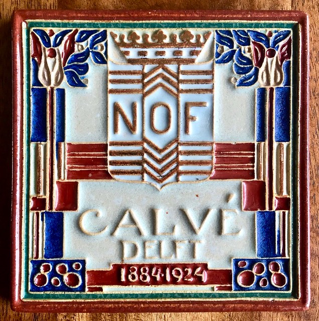 Cloissonne tegel van Calvé 1884-1924 gemaakt door de Porceleyne Fles in Delft