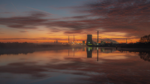 sunrise mist stanlow innospec industry industrial manufacturing refinery petrochemical water sky cloud clouds canal msc manchestershipcanal waterway cheshire ellesmereport sun dawn firstlight le longexposure nisilcpl 6stopnd neutraldensity oilrefinery reflection reflections nikon nikkor