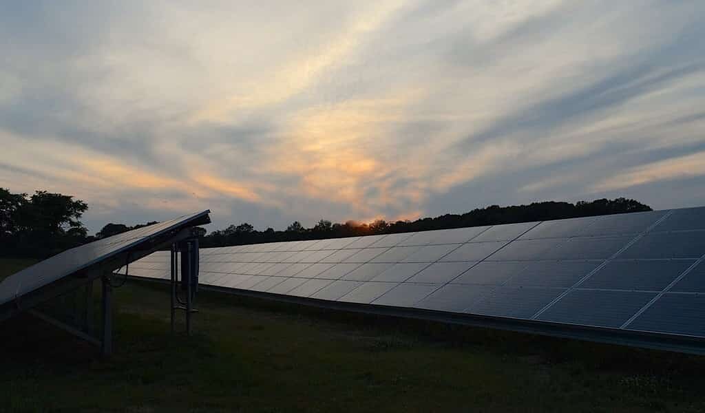 des-panneaux-solaires-produisent-énergie-même-durant-la-nuit