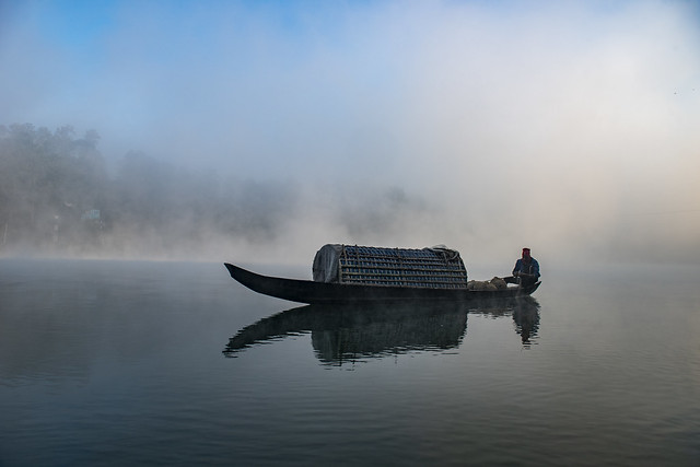 When fishermen fish in the fog-covered river in the winter morning, an unearthly environment is created. It's like a heavenly morning.