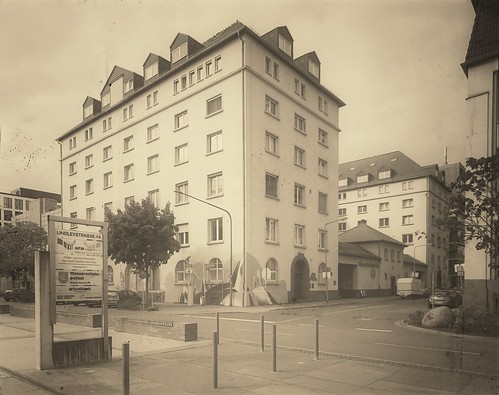 Atelierhaus Atelierfrankfurt in der Schwedlerstraße, Frankfurt. Fotografie im analogen Großformat 4x5 auf Kodak Plus X Pan.
