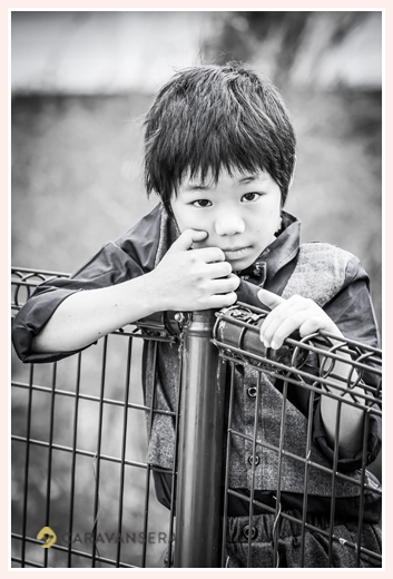 小学生男子　モノクロ写真