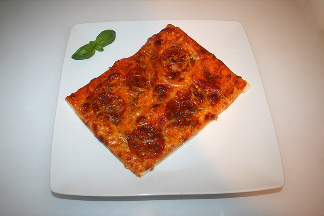 Pepperoni salami onion pizza - Served / Pepperonisalami-Zwiebel-Pizza - Serviert