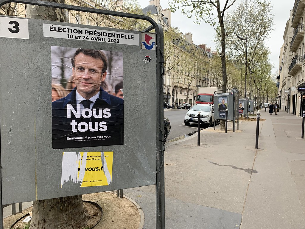 法國街頭張貼告示海報，預告今年4月10日將舉行總統選舉第一輪投票。攝影：趙偉婷