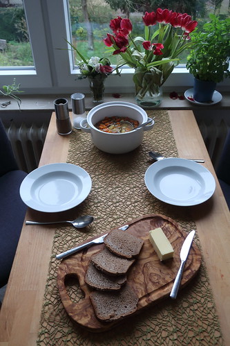Eintopf mit Schweinefleisch, Möhren und Kartoffeln (Tischbild)