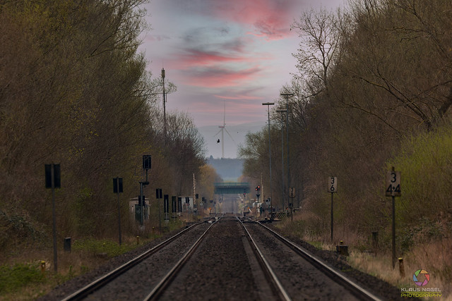 Railway line  > <  Bahnlinie (Explore)
