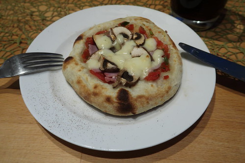 kleine Pizza mit Kochschinken und Champignons