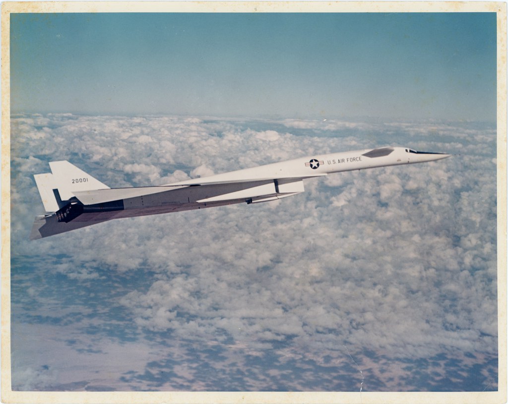 XB70_v_c_o_AKP (unnumbered, poss. ca. 1964, supposedly maiden flt, bs '170920-F-ZZ999-412' 'eq')