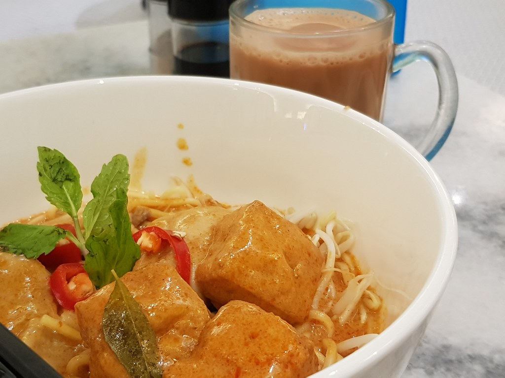 干咖喱雞麵 Dry Chicken Curry Mee rm$11.90 & 拉茶 Teh Tarik rm$3.80 @ Nyonya Colors in Empire Subang SS16