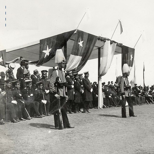 1918  fotografía de la tribuna de oficiales chilenos y argentinos en la Ceremonia de colocación de placa conmemorativa con motivo del Centenario de la Batalla de Maipú