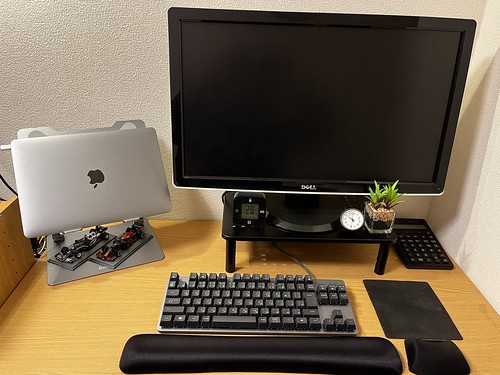 PCスタンド、モニター台とMacBook