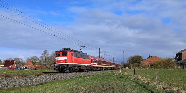 Triangula 140 808 mit DLr 74343 in Ostfriesland