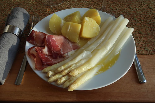 Weißer Spargel, Salzkartoffeln, Butter und Schinken (mein erster Teller)