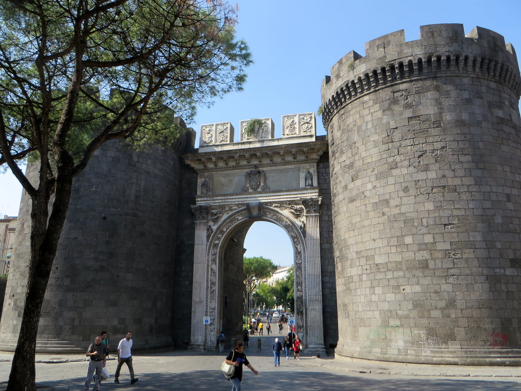 Porta Capuana, XVe siècle, piazza Enrico de Nicola, Naples, Campanie, Italie.