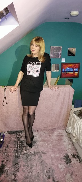 Too casual? Black skirt, t-shirt and shoes. X https://onlyfans.com/u151261323
