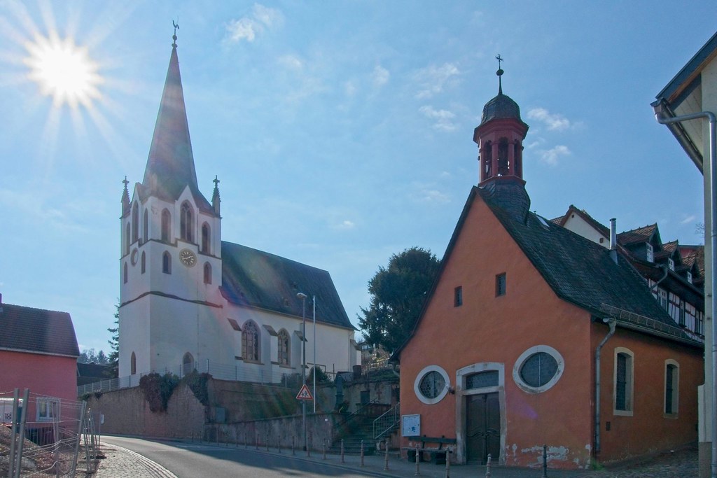 Evangelische und katholische Kirche Laubenheim - Nahe-Wandern auf dem Weinwanderweg von Bingen nach Laubenheim