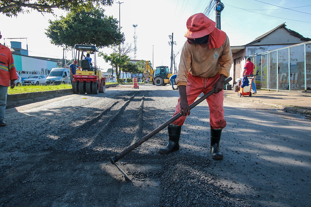 13.04.22 - Prefeitura de Manaus trabalha na recomposição asfáltica de grandes avenidas