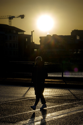 irlande ireland dublin sony a6600 downtown light centre 350mm color couleur orange photography night lights water bridge cross road liffey sun sunset streetphotography moody mood raw apsc 6000 composition iso