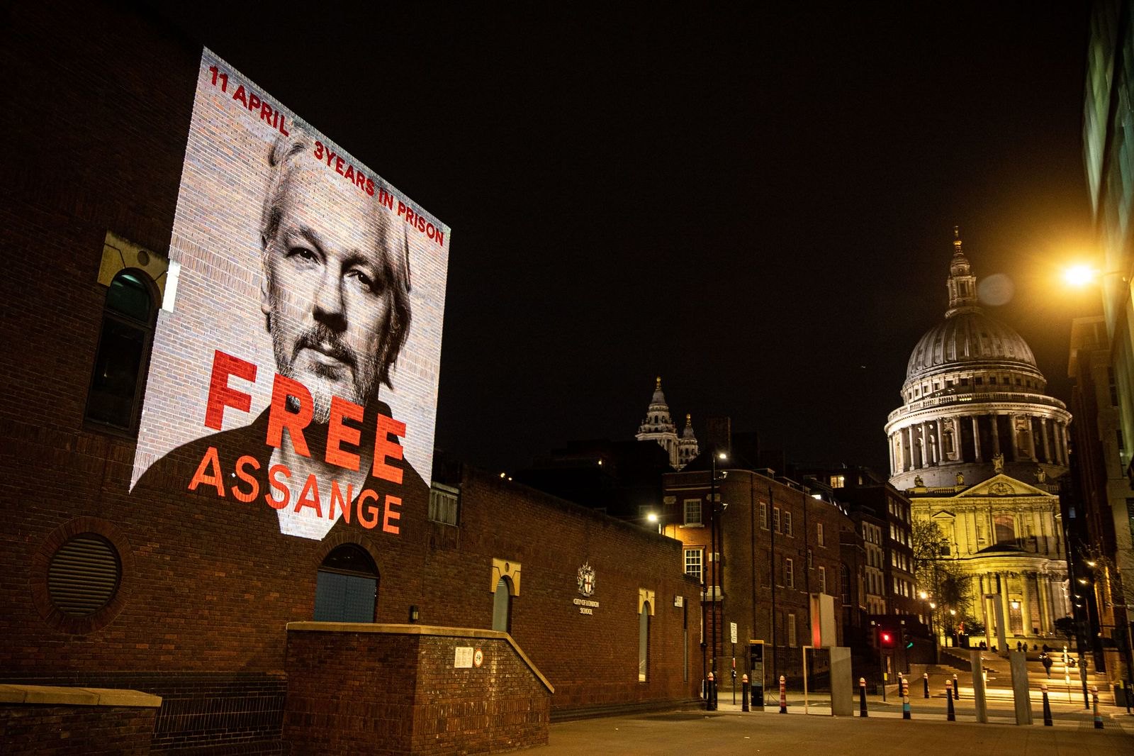 阿桑奇被英國拘禁滿三年，倫敦各地出現釋放阿桑奇的投影。（圖片來源：WikiLeaks）
