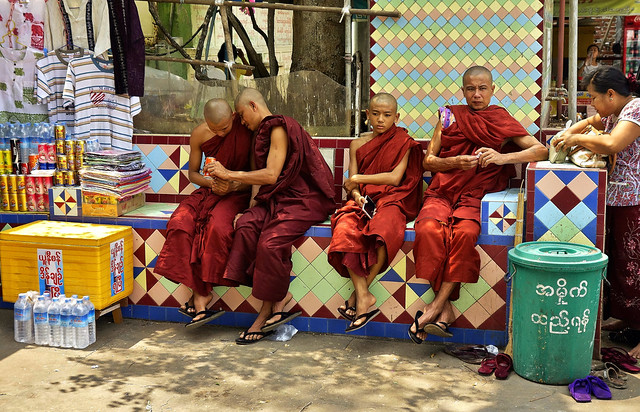 MYANMAR, Burma , Mönche vor  der Swan-OO-Pon-Nya-Pagode in Mandalay-Sagaing, 79736/20619
