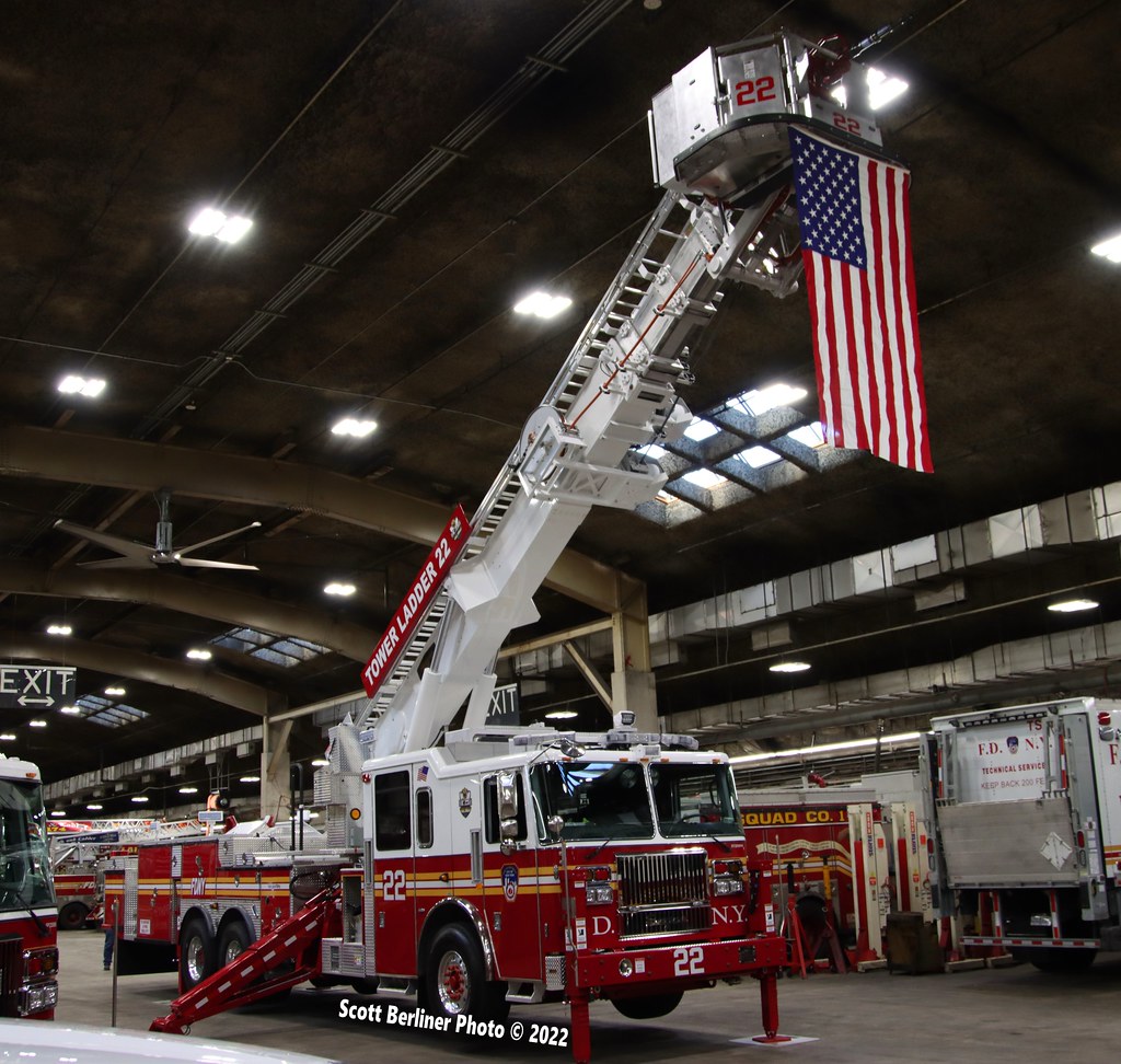 FDNY TOWER LADDER 22 | Scott Berliner | Flickr