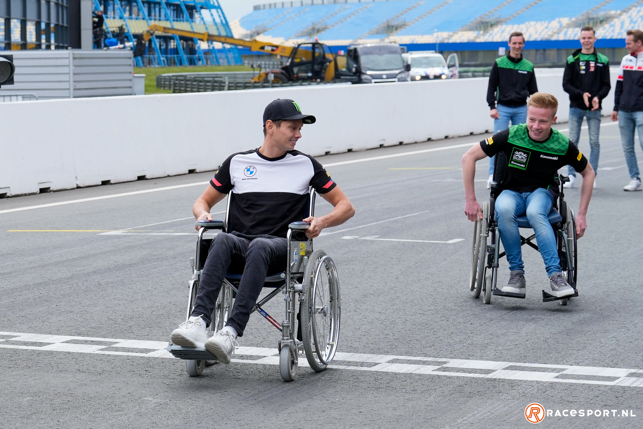 Michael van der Mark wint rolstoelrace voor Jeffrey Buis