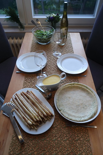 Weißer Spargel mit Sauce Hollandaise in Schnittlauchpfannkuchen (Tischbild)