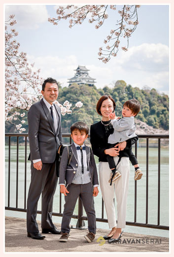 小学校入学記念の家族写真　犬山城と桜をバックに