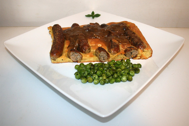43 - Toad in the hole & onion gravy - Side view / Seitenansicht