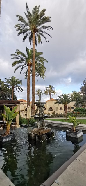fuente jardines del Hotel Santa Catalina y exterior Pueblo Canario Parque Doramas barrio de Ciudad Jardín Las Palmas de Gran Canaria