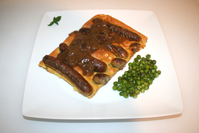 42 - Toad in the hole & onion gravy - Served / Serviert