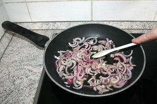 11 - Braise onions / Zwiebeln andünsten