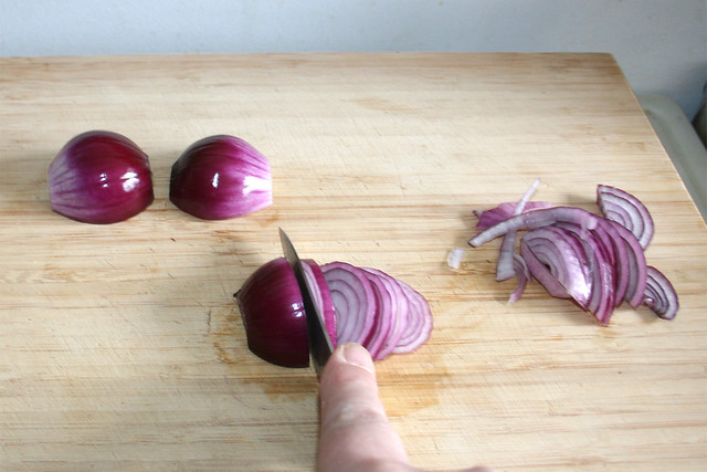 07 - Cut red onions in stripes / Rote Zwiebeln in Streifen schneiden