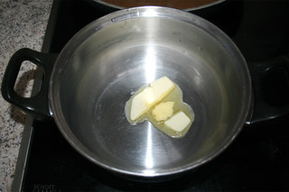 35 - Melt butter in pot / Butter in Topf zerlassen