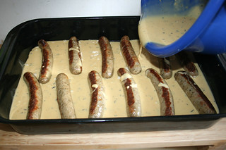 31 - Spread dough between sausages / Teig zwischen Würstchen verteilen