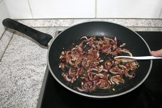 13 - Let onions caramelize ( Zwiebeln karamellisieren lassen